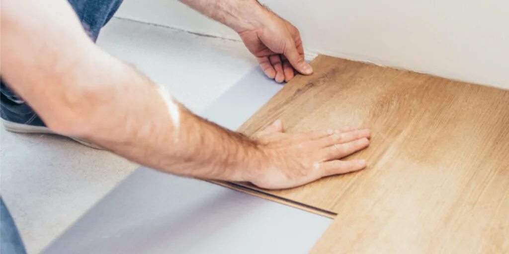 contrapiso de madera contrachapada vs. tablero de MGO