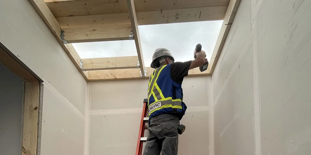 Installation feuerfester Wandpaneele