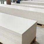 Stapel flacher MgO-Platten, vorbereitet für die Überprüfung der Spezifikationen von Kanalkomponenten